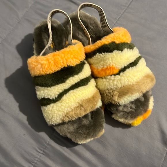 NEW! UGG SLIDES - Picture 1 of 3